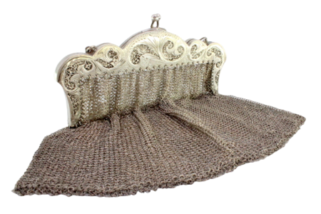 Bolsa de mão em prata com aplicação no arco de motivos florais ao estilo filigrana e corrente em malha aberta.