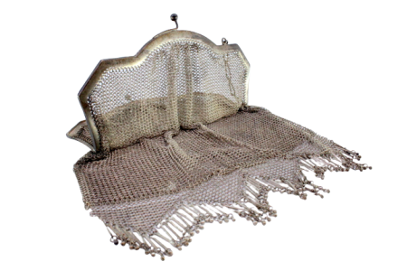 Bolsa de mão em prata com franjas e arco liso com corrente em malha de argola larga.