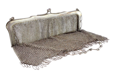 Bolsa de mão em prata com arco liso e franjas em suspensão, corrente em malha cadeado.