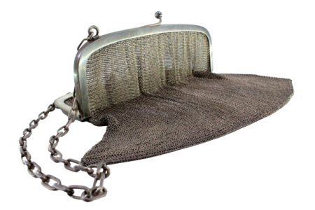 Bolsa de mão em malha dupla de prata com arco liso e corrente de malha cadeado.