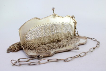   Bolsa de mão em prata com franjas suspensas, motivos florais gravados no arco.