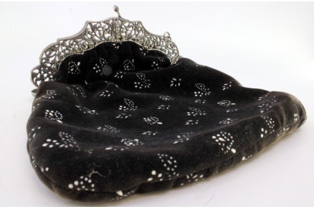 Bolsa de mão em tecido com motivos florais bordados, arco em prata relevada com mascarão, fecho em forma de bolotas e interior forrado.