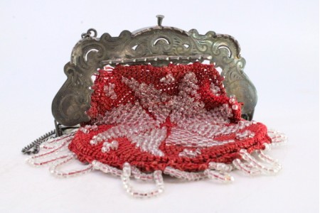 Bolsa de mão em tecido com missangas, arco em prata recortada com gravados e interior com duas divisões.