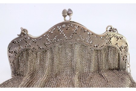 Bolsa de mão em malha dupla de prata com arco recortado com parras e uvas, fecho decorado com bolotas e corrente em malha cadeado.