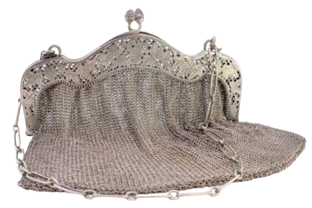 Bolsa de mão em malha dupla de prata com arco recortado com parras e uvas, fecho decorado com bolotas e corrente em malha cadeado.