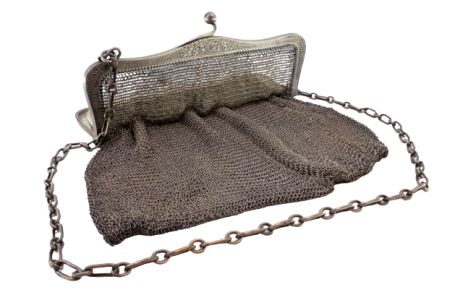  Bolsa de mão em malha dupla de prata com recortes no arco de motivos florais e corrente em malha cadeado.