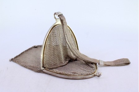 Bolsa de mão em malha de prata com pingentes suspensos, arco liso em forma gótica e fita para manejar.