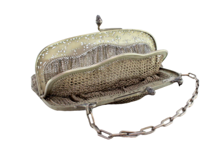 Bolsa de malha em prata pequena com topo recortado com fecho em forma de bolotas e corrente