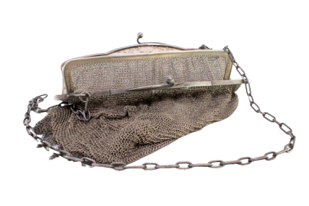   Bolsa em malha dupla de prata com duas divisórias no interior, franjas suspensas, arco com motivos florais recortados e corrente em malha cadeado.