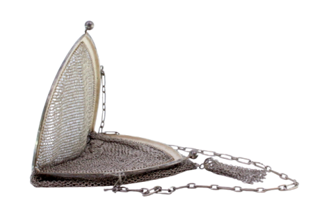 Bolsa de mão em malha de prata com franja suspensa, arco liso ao estilo gótico e corrente cadeado.