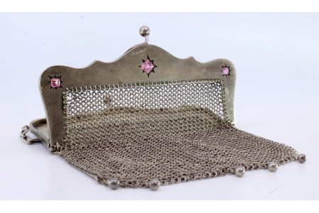  Bolsa em malha de prata com cadilhes em forma de esferas, arco liso com três pedras lilases e corrente em malha cadeado.