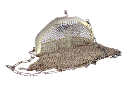 Bolsa de mão em malha de prata com arco liso, franjas em suspensão e corrente em malha cadeado.