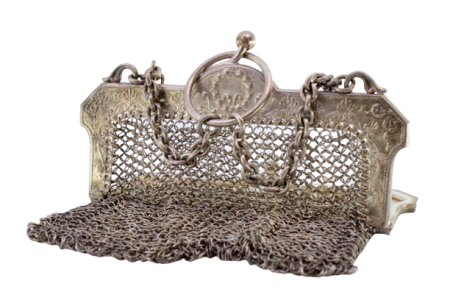 Bolsa de mão em malha de prata com arco relevado e corrente em malha cadeado.