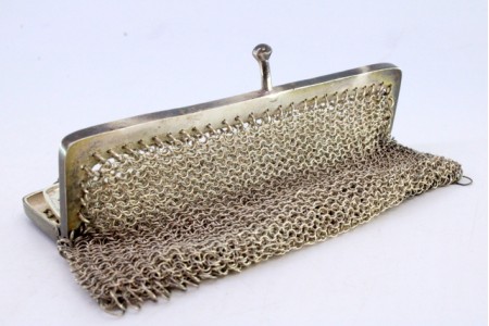 Bolsa de mão em prata com malha em tripla divisão no interior e corrente em malha cadeado.