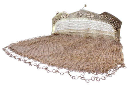  Bolsa de mão em malha de prata com motivos florais revelados no arco, franjas suspensas e corrente em malha cadeado.