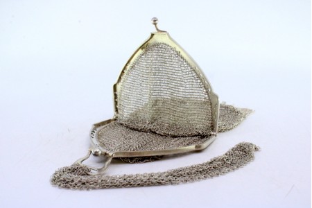  Bolsa de mão em malha de prata com franjas suspensas, arco recortado ao estilo gótico com gravados e recortes, fita para manejar.