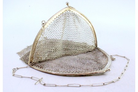 Bolsa de mão em malha de prata com arco com linha de relevo e cordão de transporte