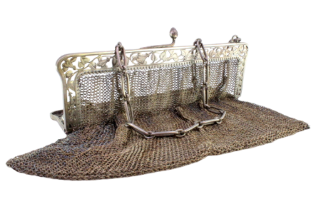 Bolsa de mão em malha de prata com duas divisórias, arco recortado com motivos florais e corrente em malha cadeado.