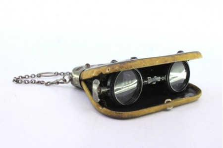  Binóculos de teatro com revestimento de prata recortada e pedras vermelhas em forma de cabochões.