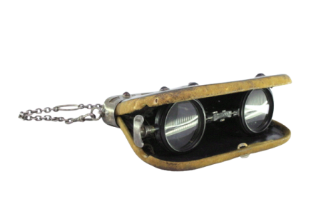  Binóculos de teatro com revestimento de prata recortada e pedras vermelhas em forma de cabochões.