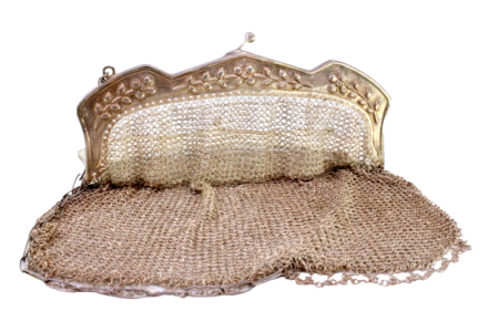  Bolsa de mão em malha de prata com motivos florais relevados no arco, franjas pendentes e corrente em malha cadeado.