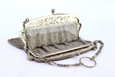Bolsa de mão em malha de prata com arco relevado e corrente malha 3+1.