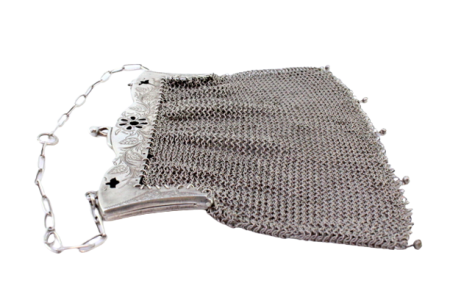 Bolsa de mão em malha de prata com arco recortado e gravado com motivos vegetalistas, pingentes suspensos e corrente em malha cadeado.