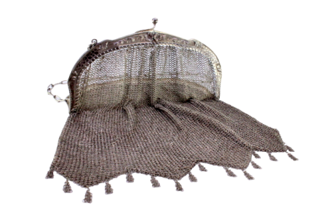 Bolsa de mão em malha de prata com arco relevado,  franjas pendentes e corrente em malha cadeado.