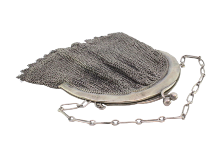 Bolsa de mão em malha de prata com o arco liso, franjas pendentes e corrente em malha cadeado.