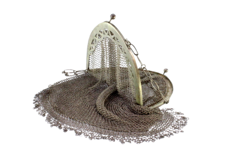 Bolsa de mão em malha de prata com arco recortado, franjas pendentes e corrente em malha cadeado.