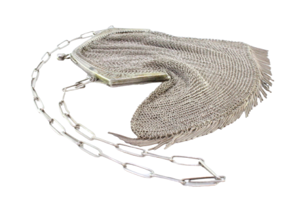 Bolsa de mão em malha dupla de prata com franjas e arco relevado, com corrente em malha cadeado.
