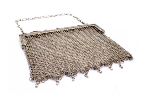  Bolsa de mão em malha de prata perlada no arco, duas divisórias, pingentes pendentes e corrente em malha cadeado.
