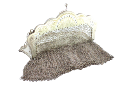 Bolsa de mão em malha de prata com arco recortado e gravados com corrente em malha cadeado.