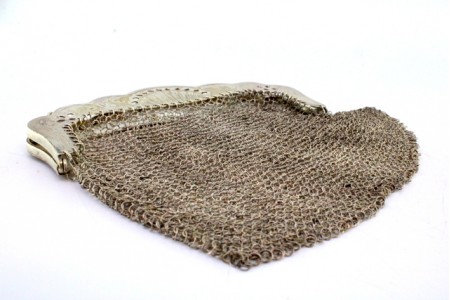 Bolsa de mão em malha de prata com arco recortado e gravados com corrente em malha cadeado.