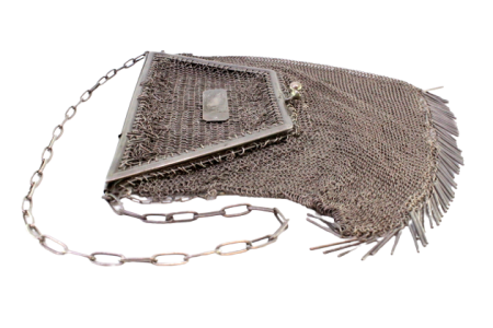 Bolsa de mão em malha de prata com arco em forma de trapésio, franjas pendentes e corrente em malha cadeado.