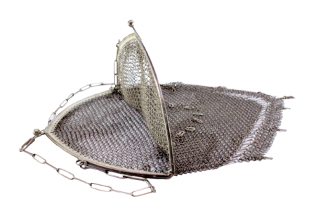 Bolsa de mão em malha de prata com franjas pendentes, arco com duplo friso e corrente em malha de cadeado.