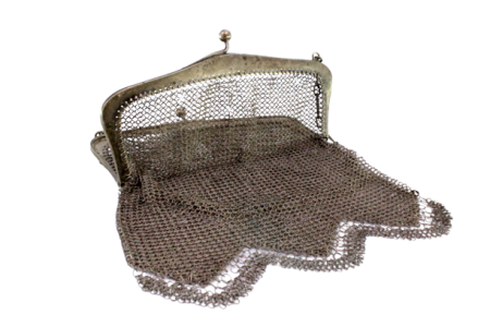 Bolsa de mão em malha de prata com arco liso, franja pendente e corrente em malha cadeado.