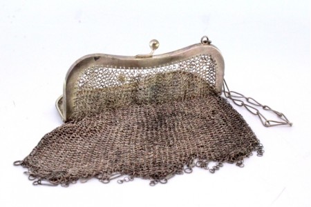 Bolsa de mão em malha de prata com arco liso, pingentes pendentes e corrente em malha cadeado.