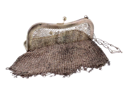 Bolsa de mão em malha de prata com arco liso, pingentes pendentes e corrente em malha cadeado.