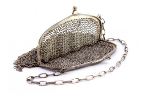 Bolsa de mão em malha de prata com franjas e corrente em malha cadeado.