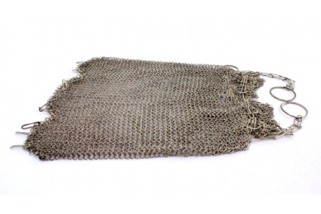 Bolsa de mão tipo saco em malha de prata com franjas suspensas e corrente malha cadeado.