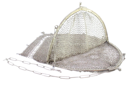 Bolsa em malha de prata com franjas pendentes, arco ao estilo gótico e corrente em malha cadeado.