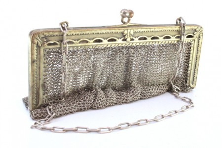Bolsa de mão em malha de prata com arco recortado e frisado, corrente em malha cadeado.
