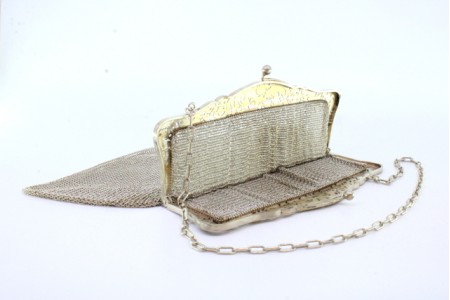 Bolsa de mão em malha de prata com arco recortado e frisado, corrente em malha cadeado.