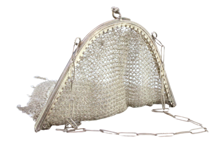 Bolsa de mão em malha de prata com arco frisado, franjas em suspensão e corrente em malha cadeado.