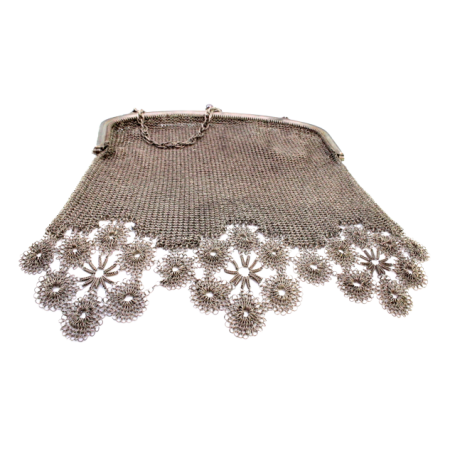 Bolsa de malha em prata com pingentes suspensos de forma floral, arco com duplo friso e corrente em malha cadeado.