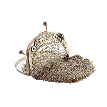 Bolsa porta moedas em malha de prata com relevos concheados e argola de suspensão.