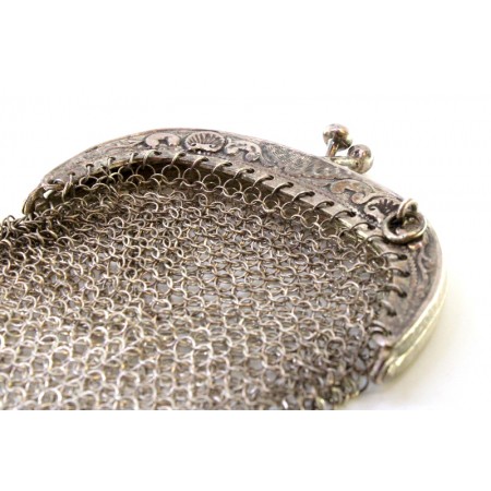 Bolsa porta moedas em malha de prata com relevos concheados e argola de suspensão.