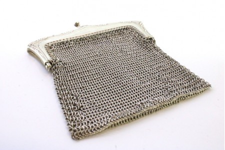 Bolsa porta moedas em malha dupla de prata com relevo no arco