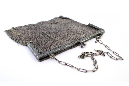 Bolsa em malha de prata com arco frisado com relevos e corrente em malha cadeado.
